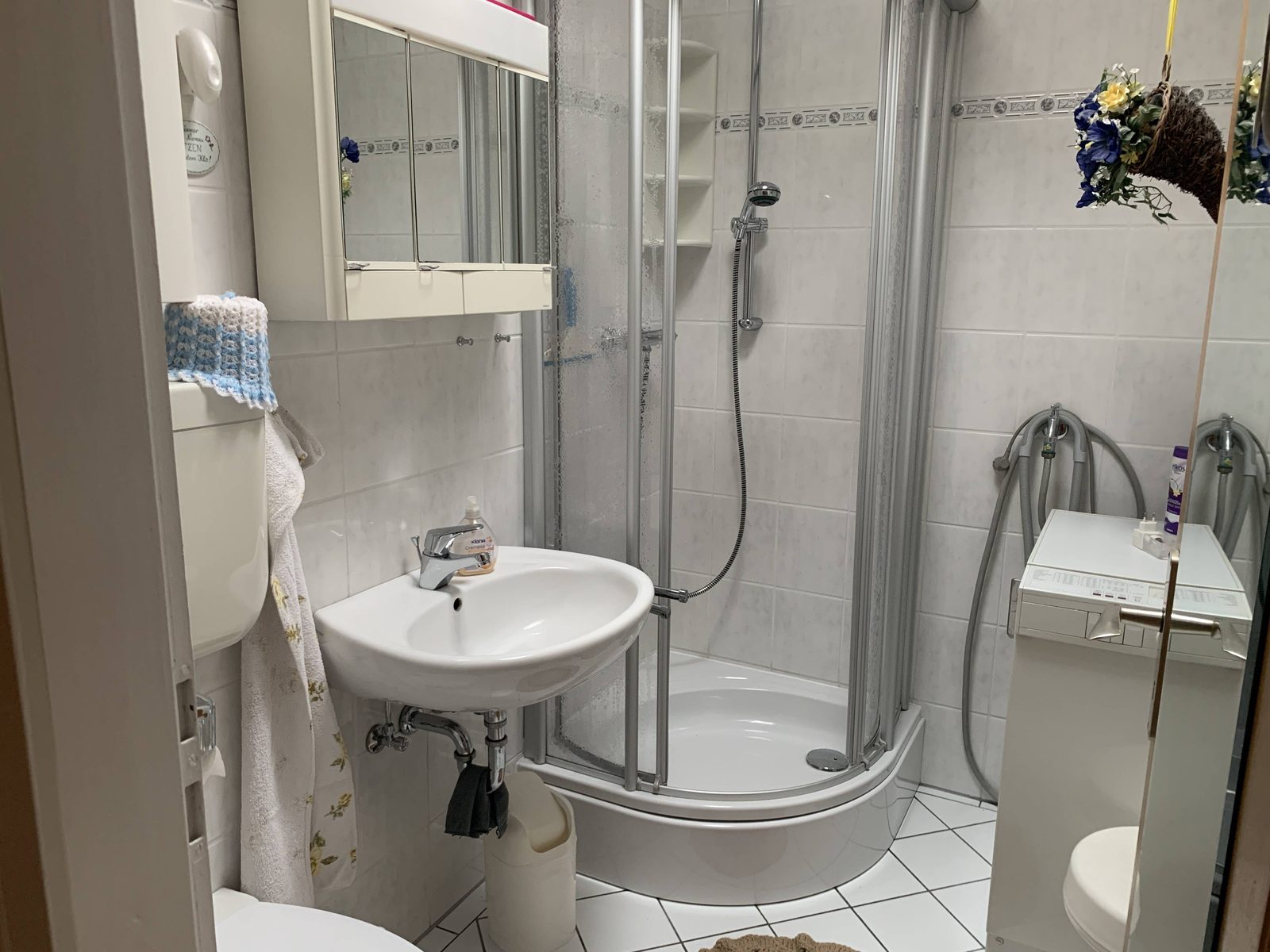 Bad mit Dusche und WC